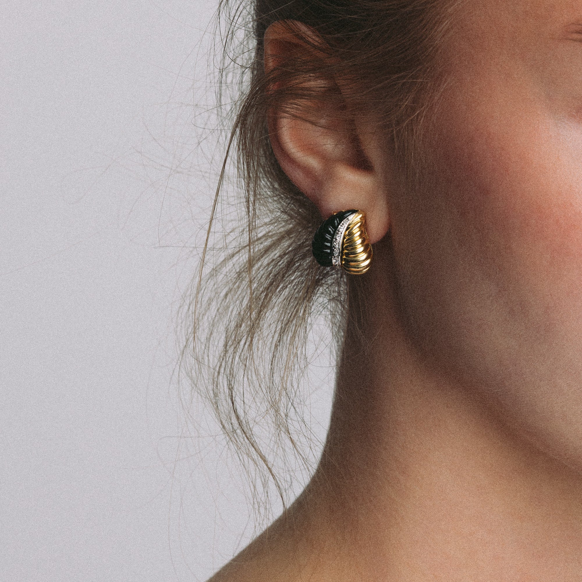 Clip-on earrings with carved onyx and diamonds 0.10ct 10.68g 18K gold - Image 2