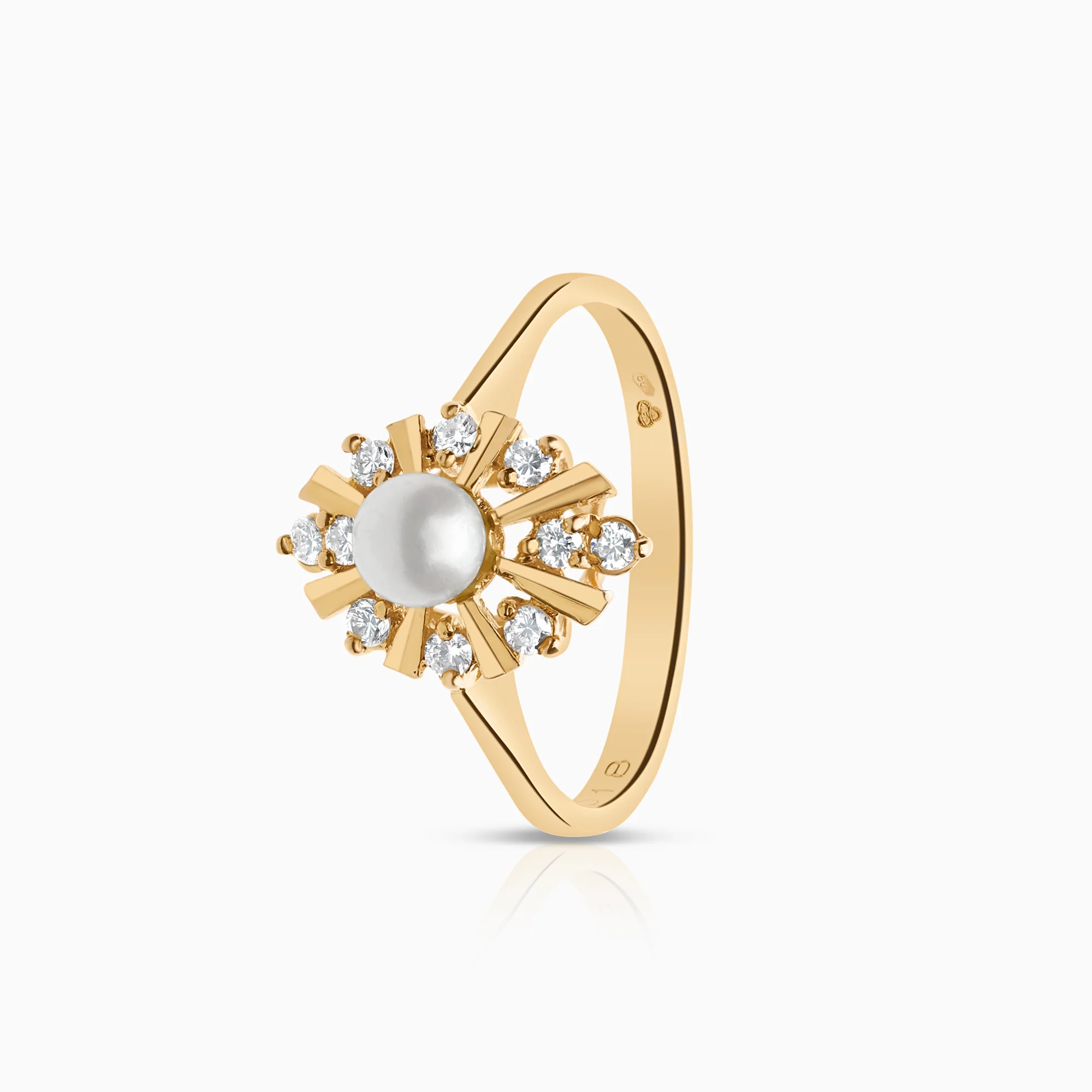 Diamond ring 0.18ct with cultured saltwater pearl 18K gold