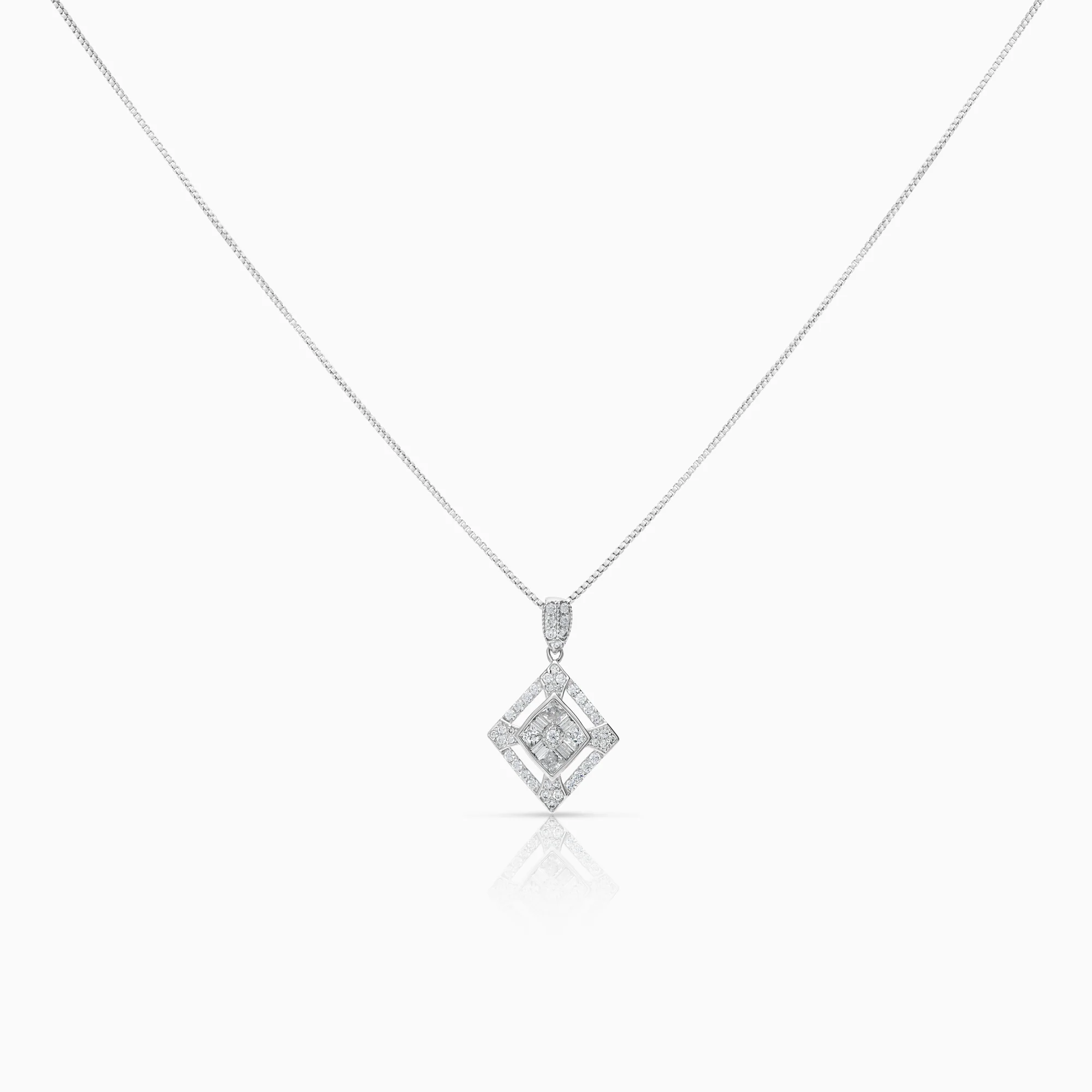 Necklace with pendant 3.33g 18K white gold