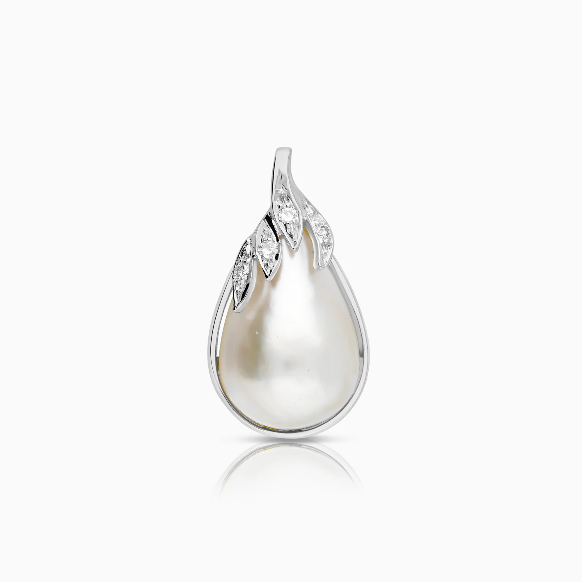 Pendant with mabé pearl and diamonds 0.08ct 18K white gold