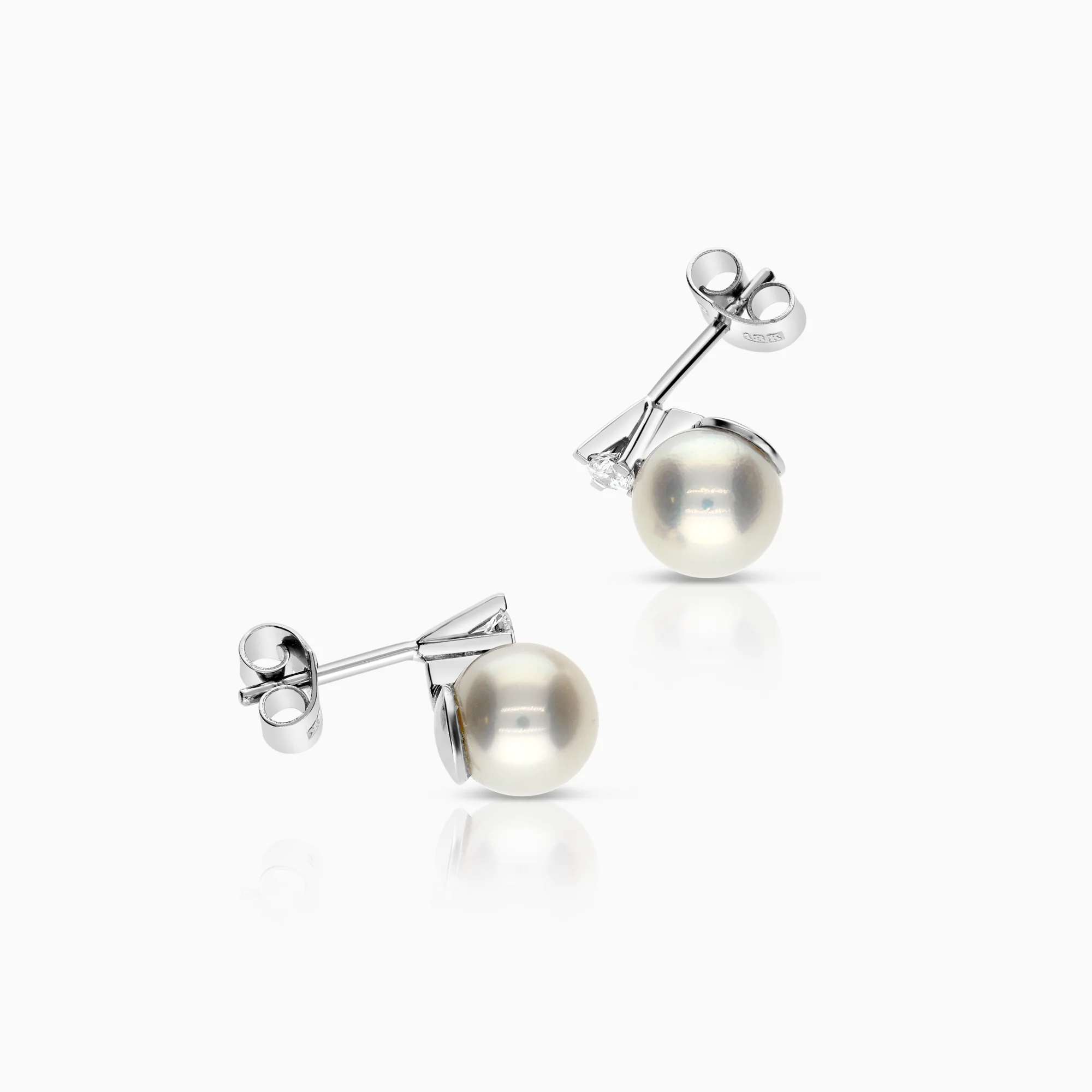 Pearl earrings with 0.20ct diamonds in 18K white gold - Image 2