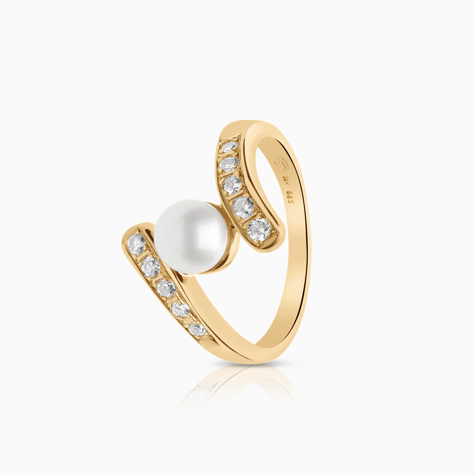 Ring with diamonds and cultured saltwater pearl 0.21ct 14K gold