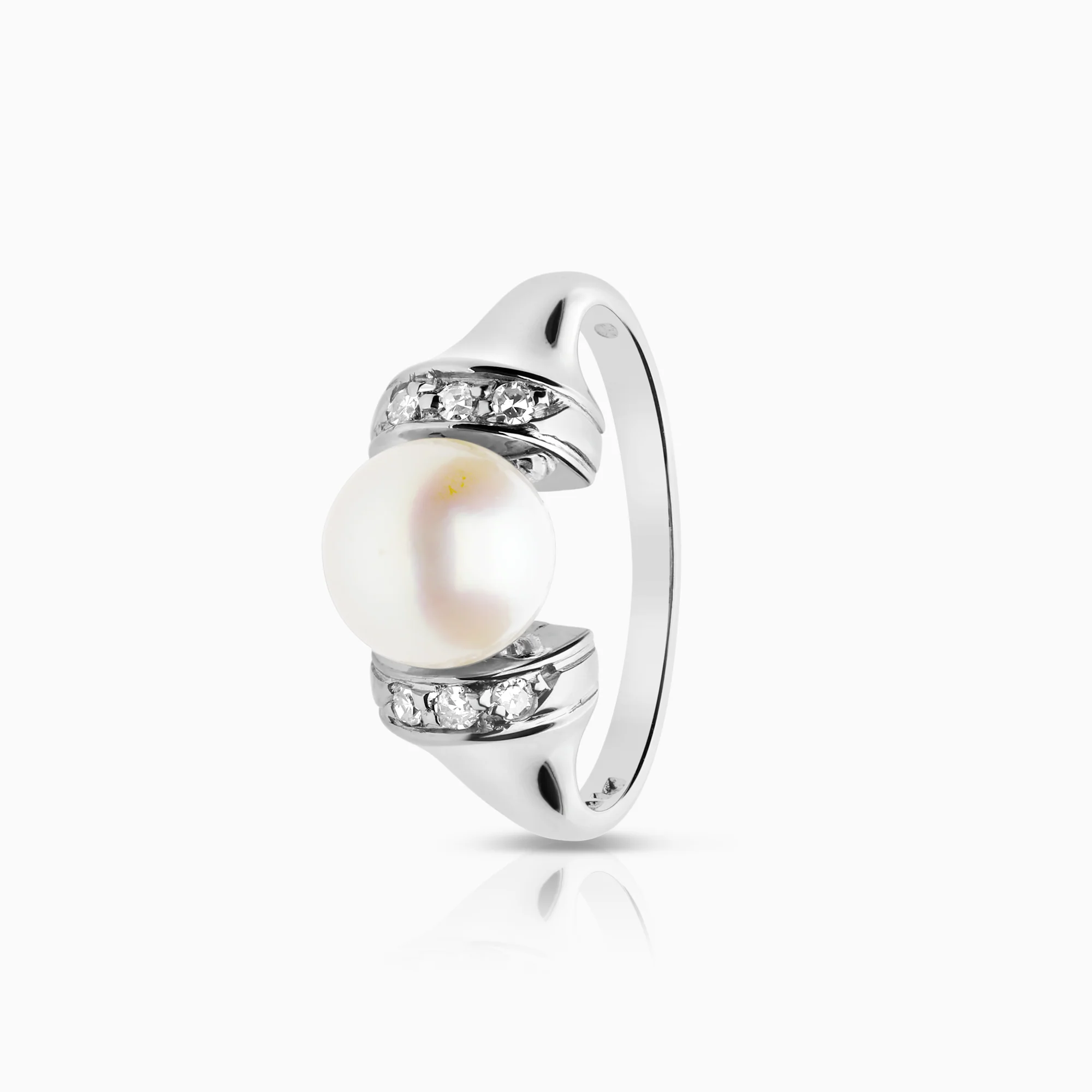 Ring with cultured saltwater pearl and diamonds 4.91g 18K white gold